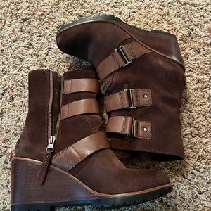 Women’s sorel boots size 9.5 dark brown.